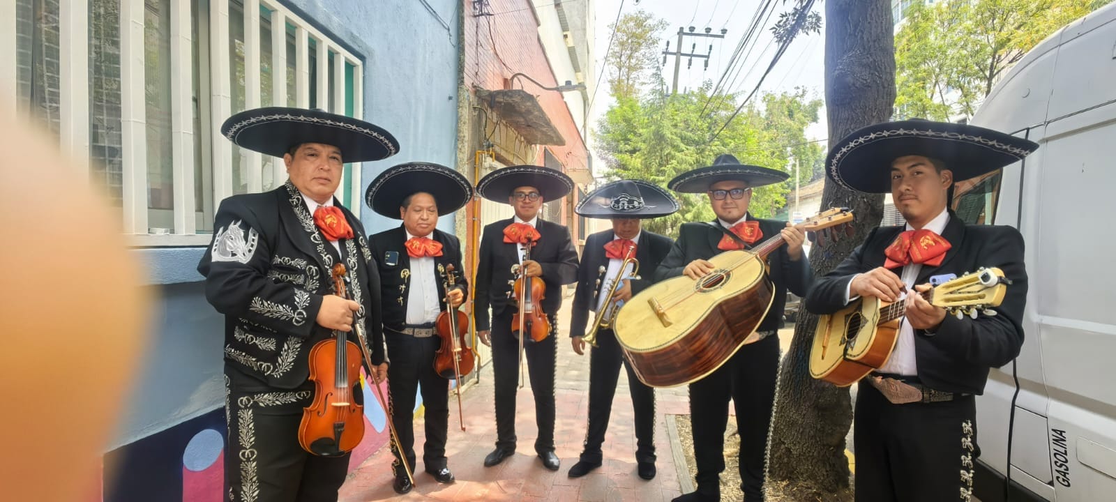El grupo interpretando música con sus trajes de charro en vivo